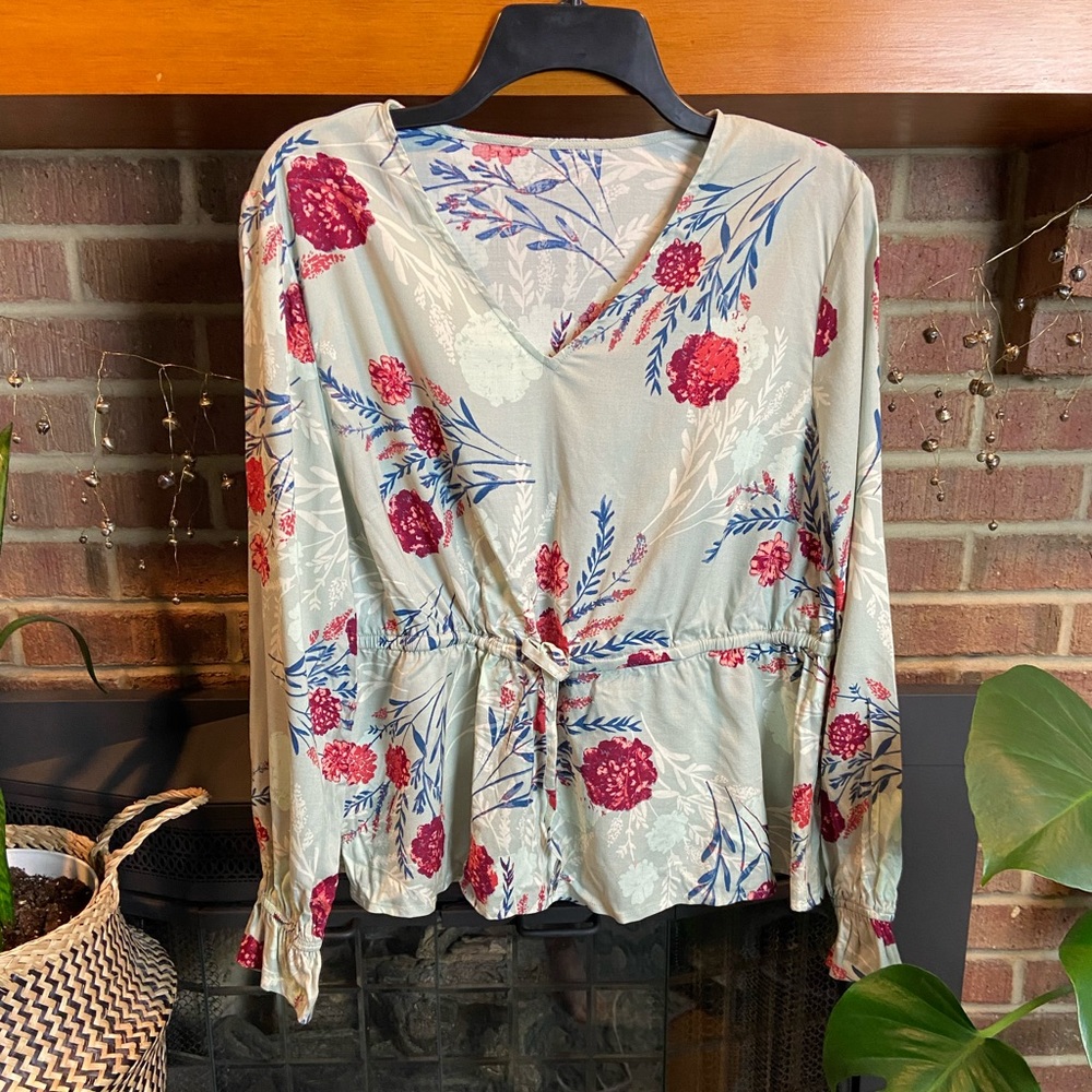 🟢3/$15 Blue, Pink and White Floral Long Sleeve Top, Size M